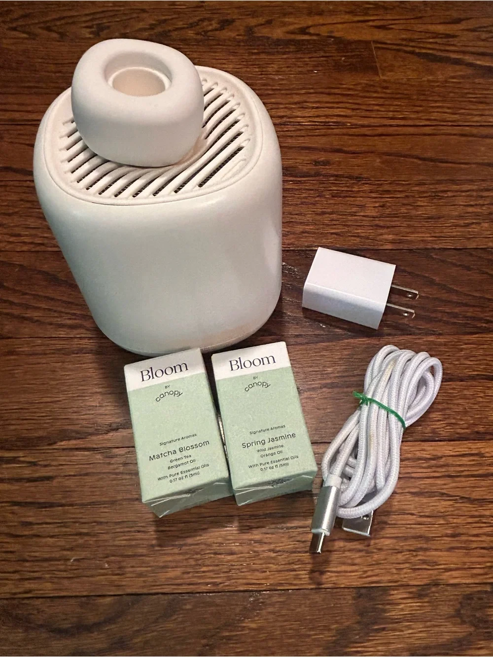 Bloom White USB Aroma Diffuser with Two Bloom Signature Oils - Picture 1 of 12